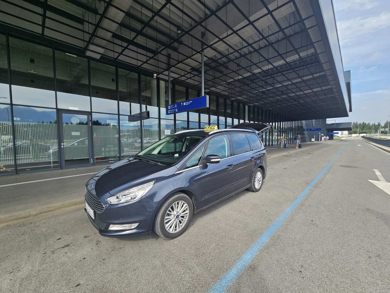 Ford Galaxy spacious interior for Rovinj airport transfers